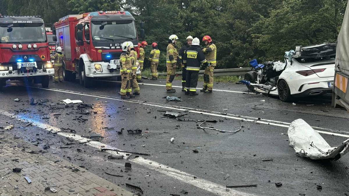 Z mercedesa niewiele zostało. Poważny wypadek w Małopolsce