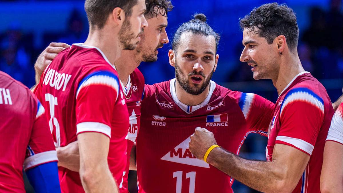 Siatkarze reprezentacji Francji w czerwonych koszulkach świętują zwycięstwo.