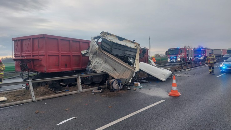Wrocław. Wypadek na A4. Ciężarówka uderzyła w pługopiaskarkę