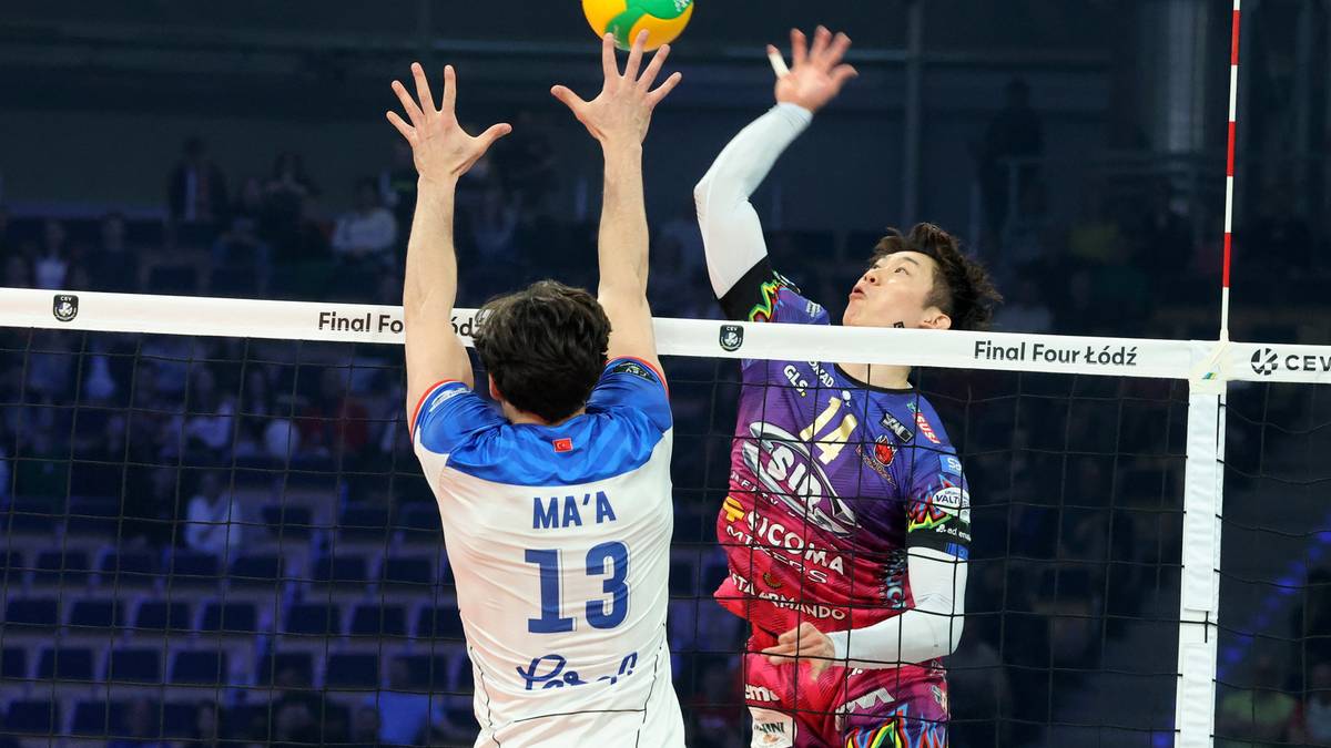 Dwóch siatkarzy podczas meczu, jeden z nich wykonuje blok.