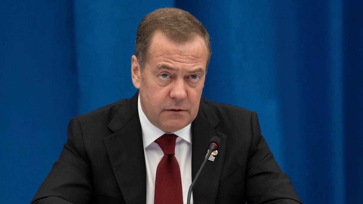 Miedwiediew wymienił "pierwsze rezultaty" szczytu. "Nie trzeba zawieszać broni"