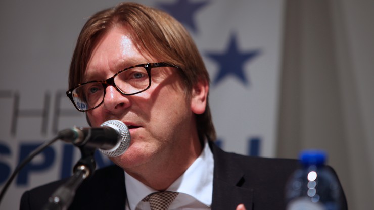 Verhofstadt wzywa do respektowania orzeczenia TK
