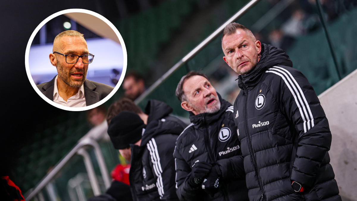 Portret mężczyzny w okularach obok trzech trenerów Legii Warszawa na ławce rezerwowych.