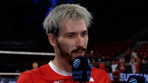 Tomasz Fornal w czerwonej koszulce reprezentacji Polski udziela wywiadu po meczu siatkarskim.