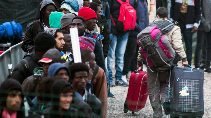 Rozpoczęła się ewakuacja obozu migrantów w Calais. Do akcji skierowano ponad tysiąc policjantów