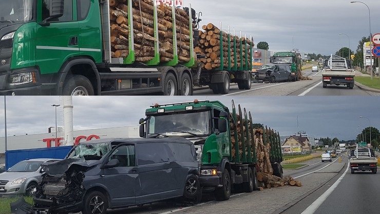 Starogard Gdański: dostawczak zgnieciony pomiędzy ciężarówkami z drewnem