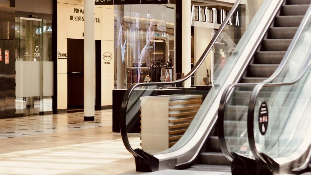 Ruchome schody w centrum handlowym.