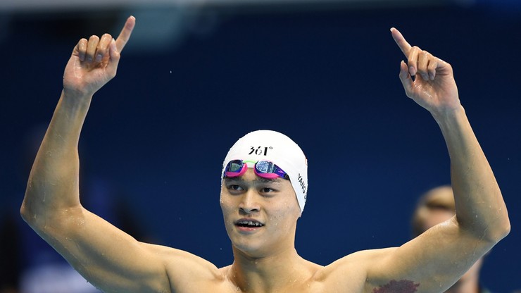 Rio 2016: Mistrz olimpijski rzucił kibicom czepek, który wylądował w... basenie!