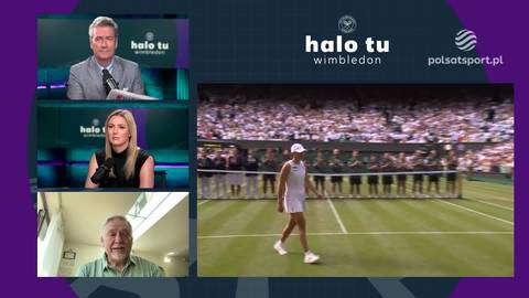 Iga Świątek idzie po korcie tenisowym na Wimbledonie, za nią widoczni są ludzie w lożach honorowych. Po lewej stronie ekranu znajdują się trzy mniejsze okna z prowadzącymi dyskusję.