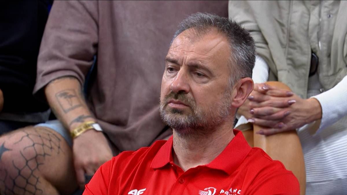 Nikola Grbić, selekcjoner reprezentacji Polski w siatkówce, siedzi na trybunach i ogląda mecz.