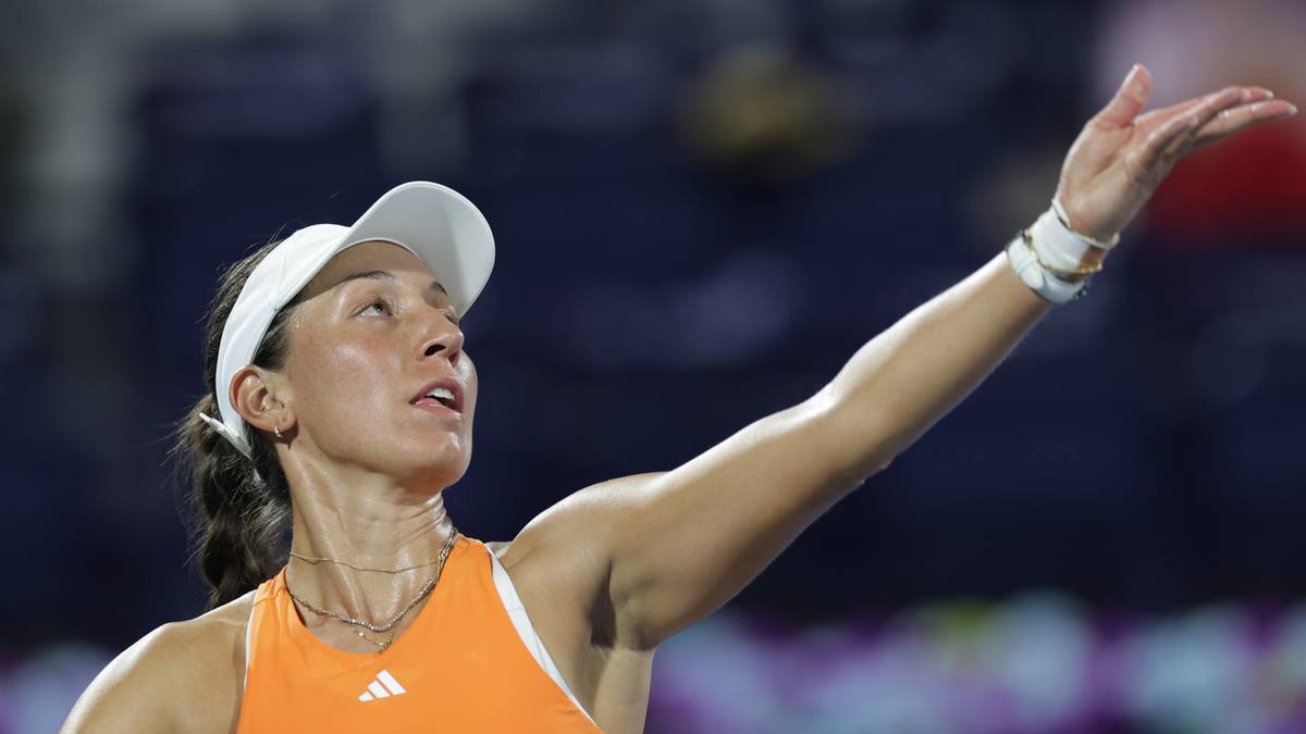 Tenisistka Jessica Pegula podczas serwisu, z uniesioną ręką i skupionym wyrazem twarzy.