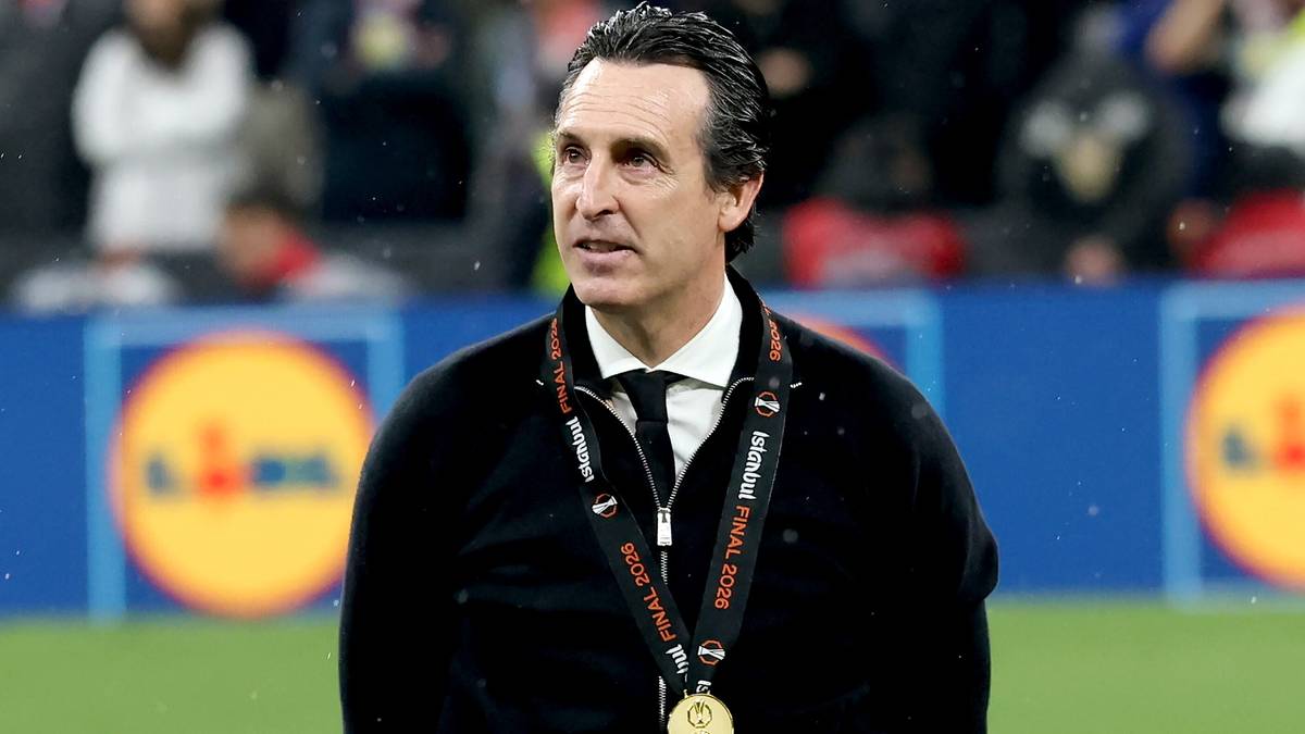 Unai Emery, trener Aston Villi, z medalem na szyi po wygranym finale Ligi Europy.