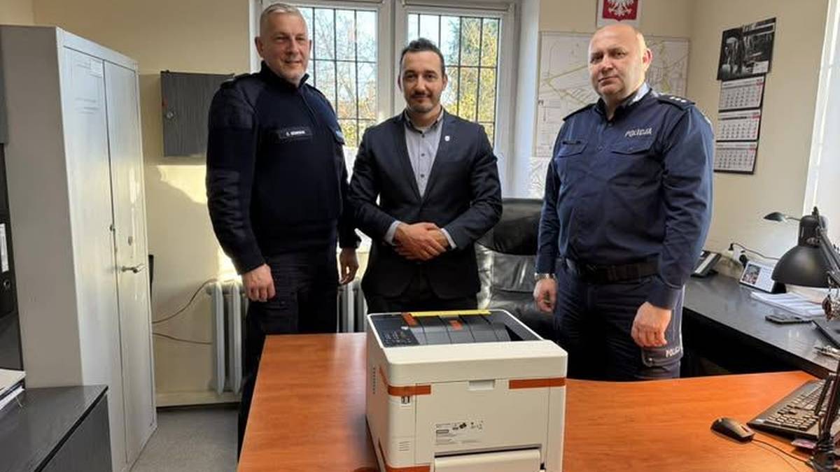 Uroczyste przekazanie drukarki hitem sieci. Policjanci usunęli zdjęcie