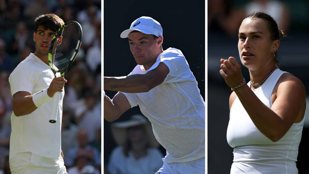 Trzy kadry z meczu tenisowego: po lewej młody mężczyzna w białej koszulce trzyma rakietę tenisową, w środku mężczyzna w białej czapce i koszulce uderza piłkę, po prawej kobieta w białej koszulce skupiona na grze.