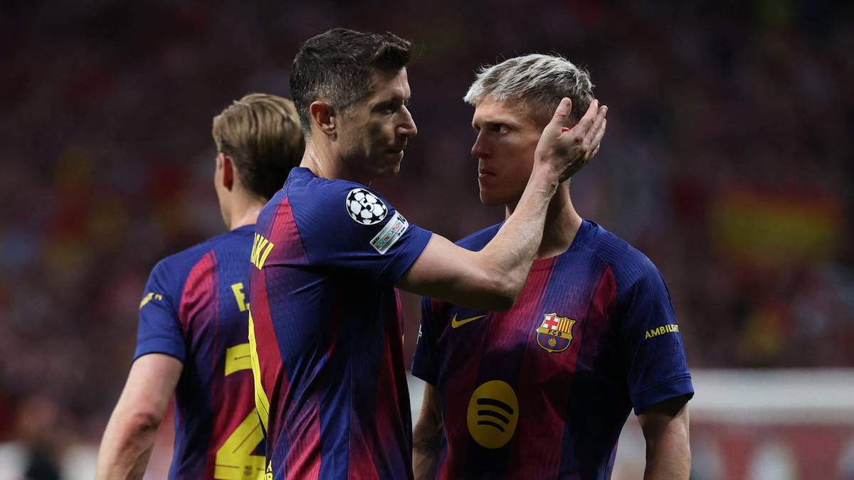 Dw&oacute;ch piłkarzy FC Barcelony, Robert Lewandowski i Gavi, patrzą na siebie na boisku.