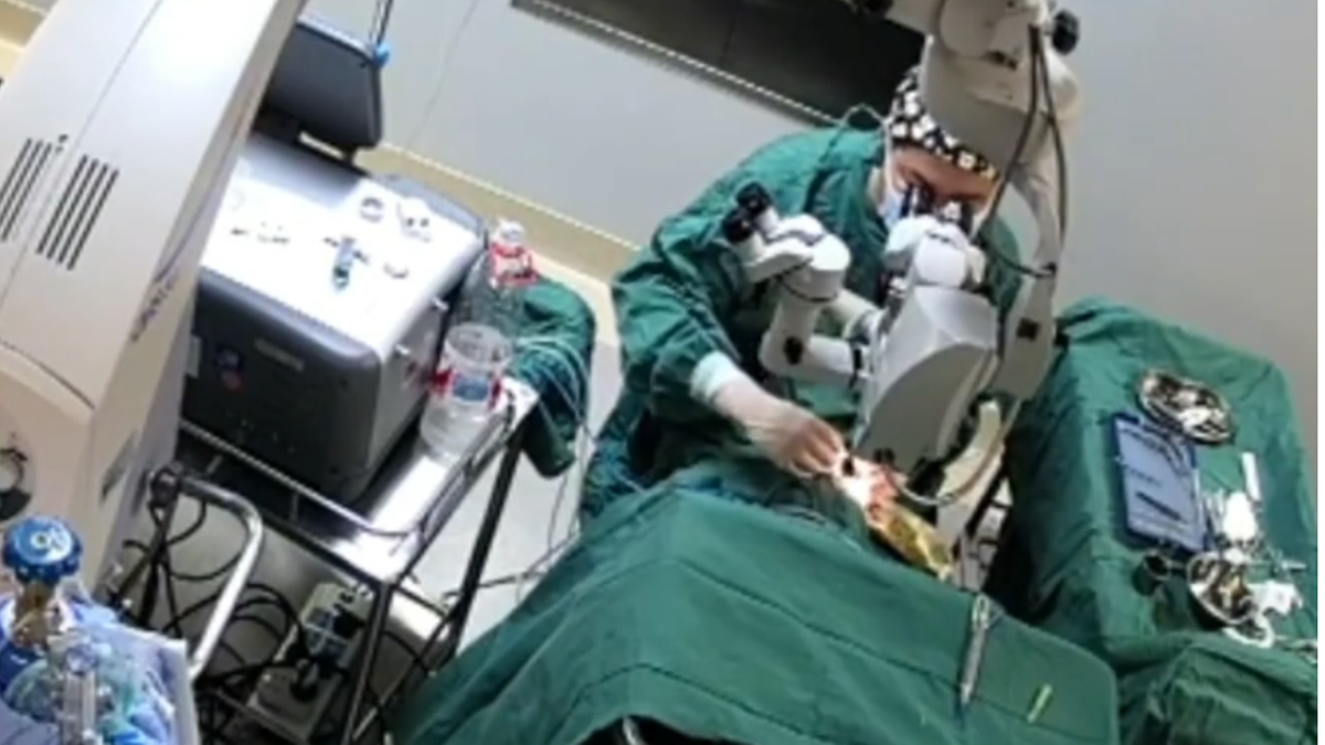Chiny. Lekarz pobił pacjentkę podczas operacji wzroku. Bo 82-latka ruszyła oczami