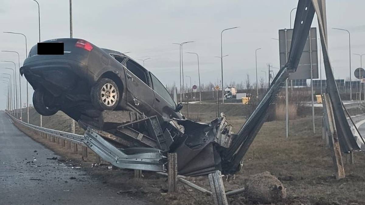 Kierowca nie wcelował w zakręt. Zaskakujący widok na ekspresowej S19