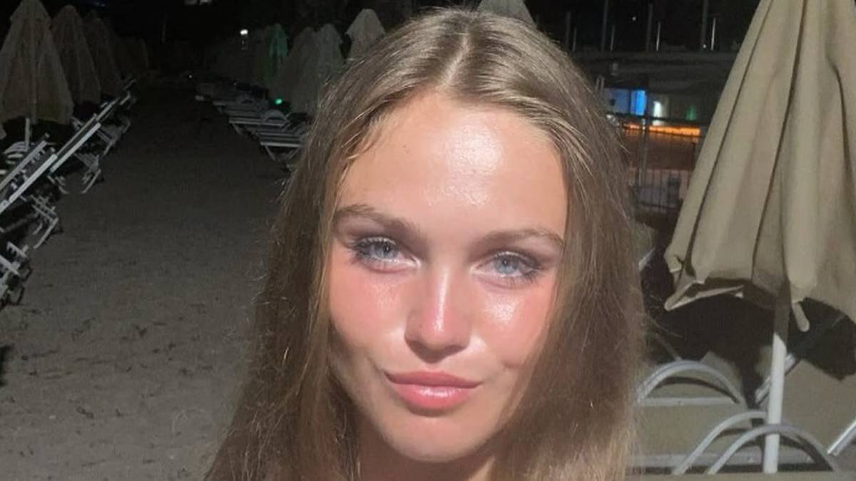 Portret młodej kobiety z jasnymi włosami i niebieskimi oczami.