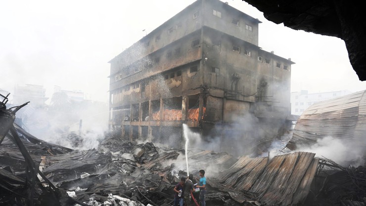 Bangladesz: właściciel spalonej fabryki ukrywa się przed rodzinami ofiar