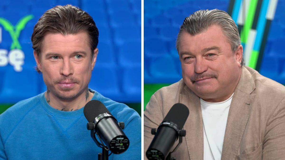 Dw&oacute;ch mężczyzn, Roman i Jakub Koseccy, siedzi przed mikrofonami, omawiając mecze polskich drużyn w Lidze Konferencji.