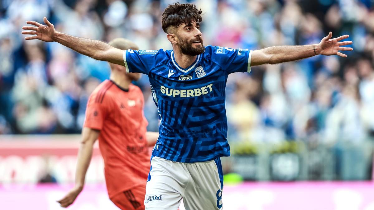 Piłkarz Lecha Poznań świętujący bramkę.