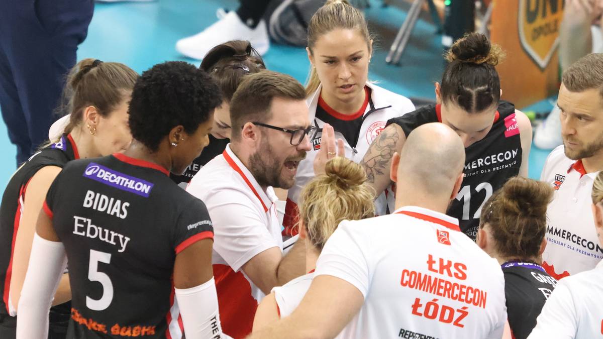 Siatkarki ŁKS Commercecon Łódź w przerwie meczu słuchające trenera.