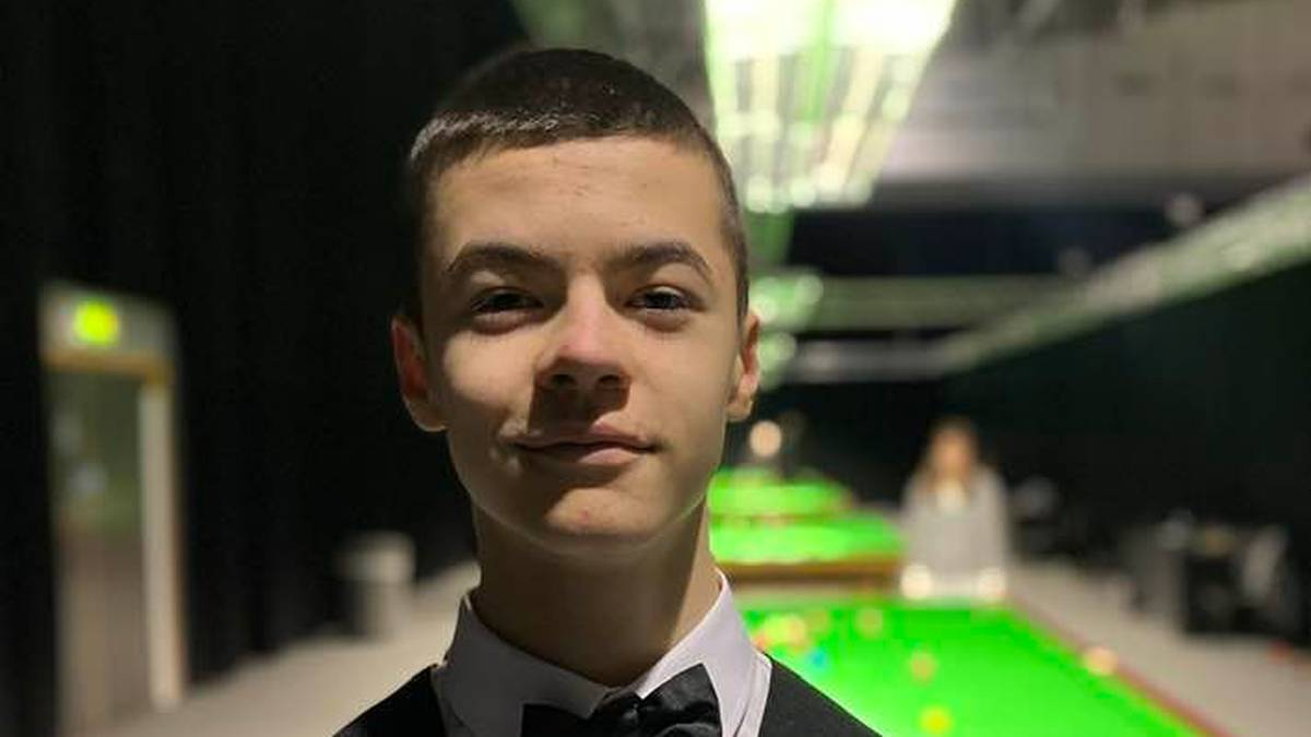 Portret młodego polskiego snookerzysty w stroju turniejowym.