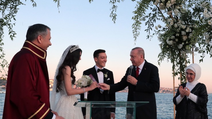 Prezydent Erdogan świadkiem na ślubie Oezila