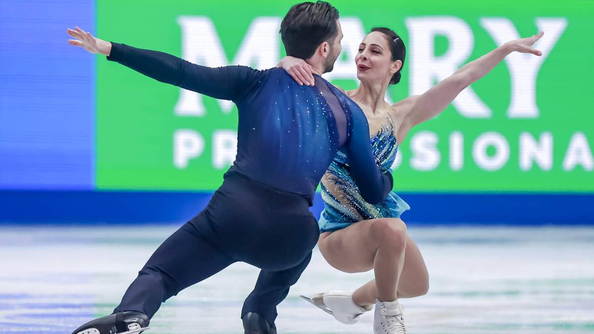 Para łyżwiarzy figurowych w akcji na lodzie.