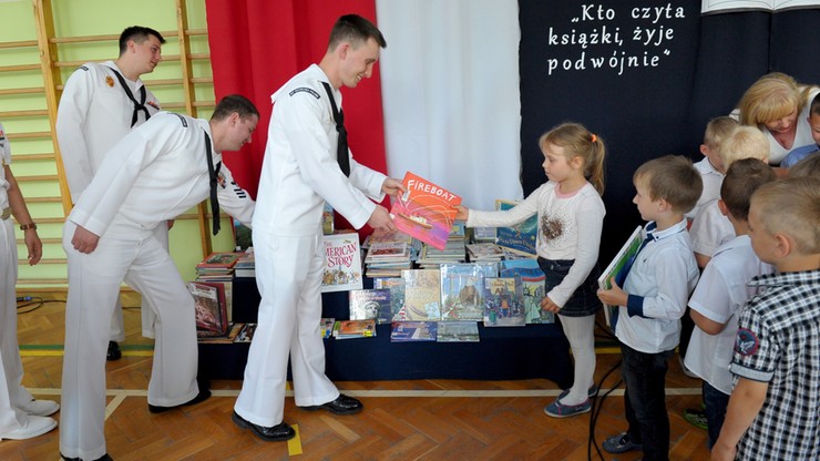 Ambasada USA podarowała szkole w Redzikowie kilkaset książek