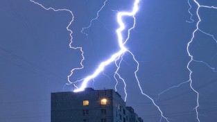 27.04.2023 05:58 Czy w budynku jesteśmy bezpieczni podczas burzy? To nagranie dowodzi, że niekoniecznie