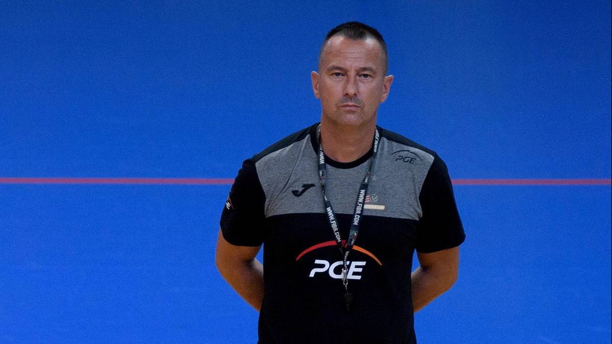 Slobodan Prakljacić, trener siatk&oacute;wki, w T-shircie z logo PGE.