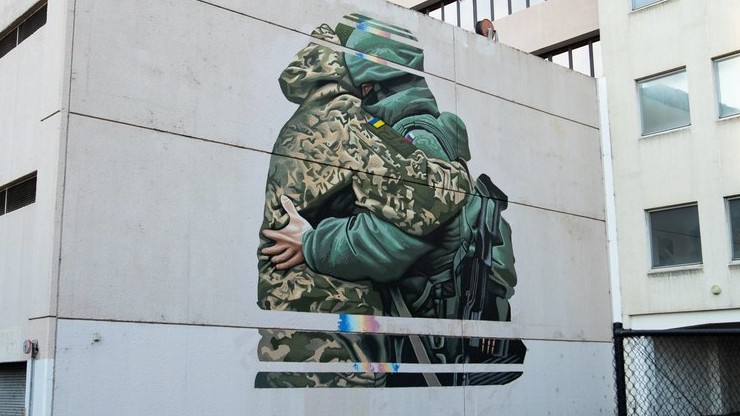Australia. Kontrowersyjny mural w Melbourne. Rosyjski i ukraiński żołnierz w uścisku