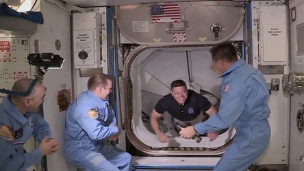 Zobacz, jak amerykańscy astronauci witają się z załogą kosmicznego domu [FILM]