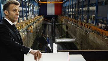 Prezydent Francji Emmanuel Macron przemawia w hangarze okręt&oacute;w podwodnych.