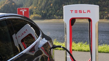 Tesla odpowiada w sprawie śledztwa dot. bezpieczeństwa aut