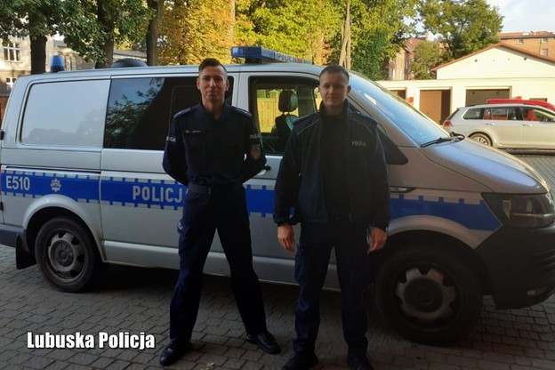 Policjanci, którzy uratowali szczeniaki w Szprotawie