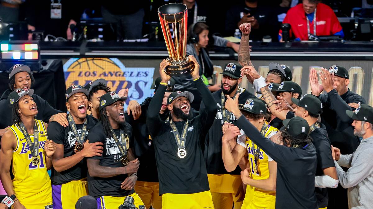 Lakersi z pierwszym trofeum w sezonie. LeBron James MVP