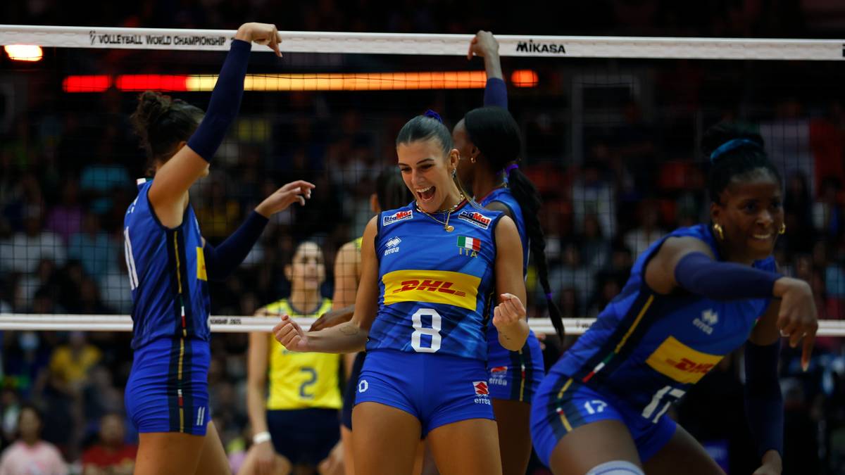 Pięć siatkarek w niebieskich strojach celebruje zdobyty punkt podczas meczu.