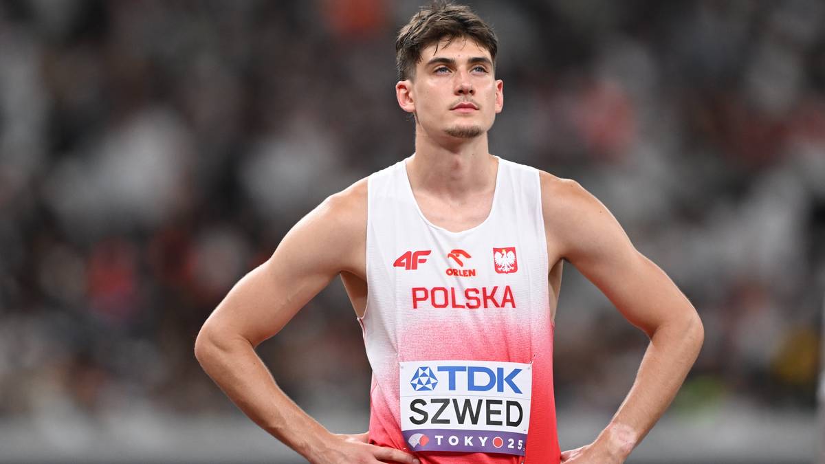 Lekkoatleta w białej koszulce z napisem "4F Polska" i logo TDK Szwed.