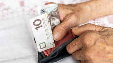 Wysokość emerytury zależy nie tylko od stażu pracy czy zgromadzonych składek. Znaczenie ma także moment, w którym