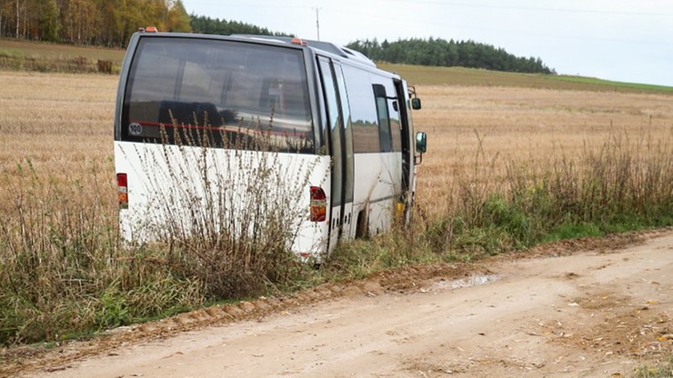 Podlaskie: 19-latek ukradł autobus, wylądował na polu i poszedł po kolejny pojazd