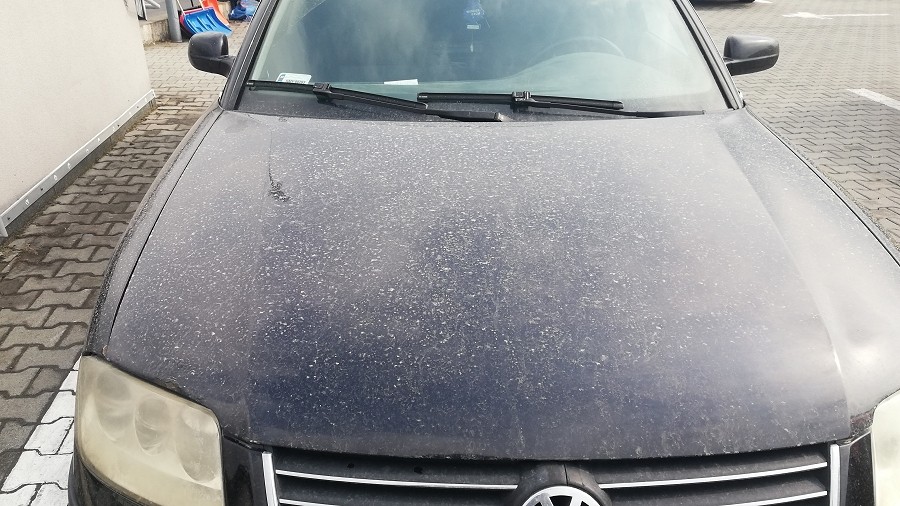 Saharyjski pył osadził się na karoserii samochodowej po tzw. brudnym deszczu w Myślenicach w Małopolsce. Fot. Wojtek Swachta / TwojaPogoda.pl
