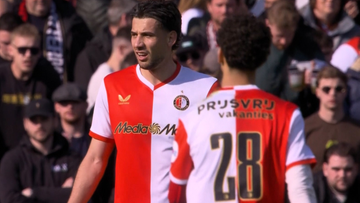 Dwóch piłkarzy w strojach Feyenoordu podczas meczu, jeden z nich jest zwrócony przodem do kamery, a drugi tyłem z widocznym numerem 28.