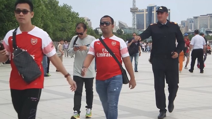 Kibice Arsenalu w koszulkach Mkhitaryana zatrzymani przez policję (WIDEO)