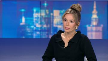 Dorota Rabczewska siedzi w studiu telewizyjnym, w tle widoczne są sylwetki budynk&oacute;w.