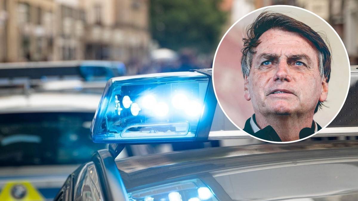 Portret Jaira Bolsonaro obok radiowozu policyjnego.