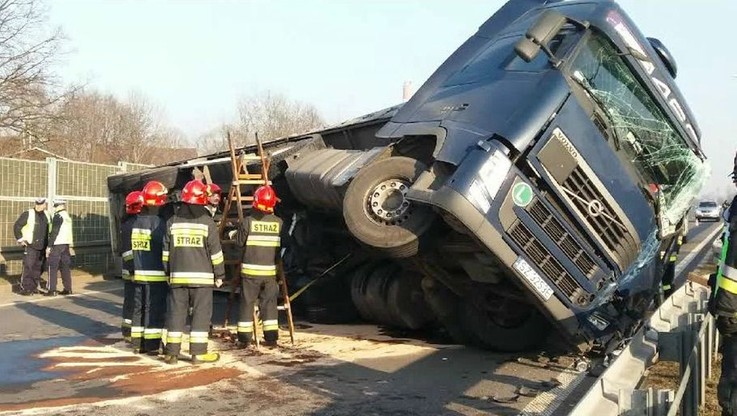 Wywróciła się ciężarówka z 24 tonami węgla. Utrudnienia w kierunku Gliwic