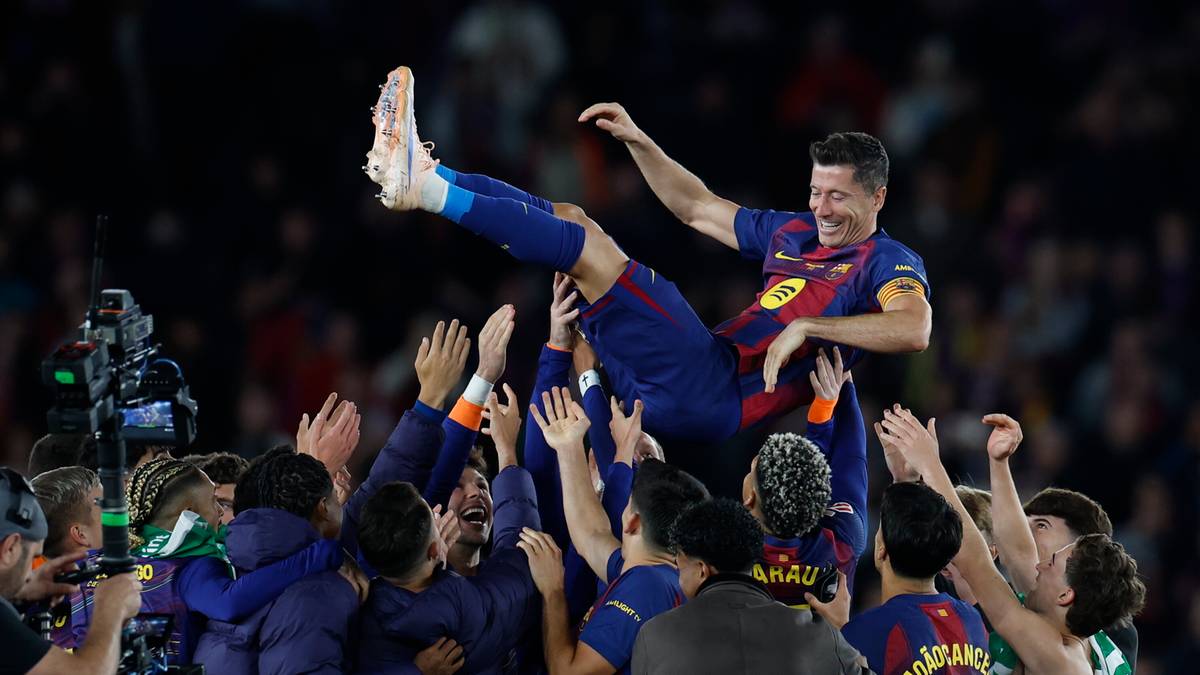 Robert Lewandowski niesiony na rękach przez koleg&oacute;w z drużyny FC Barcelona.