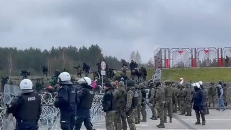 Kuźnica. Kryzys na granicy. "Migranci przekroczyli przejście w Kuźnicy po stronie Białorusi"